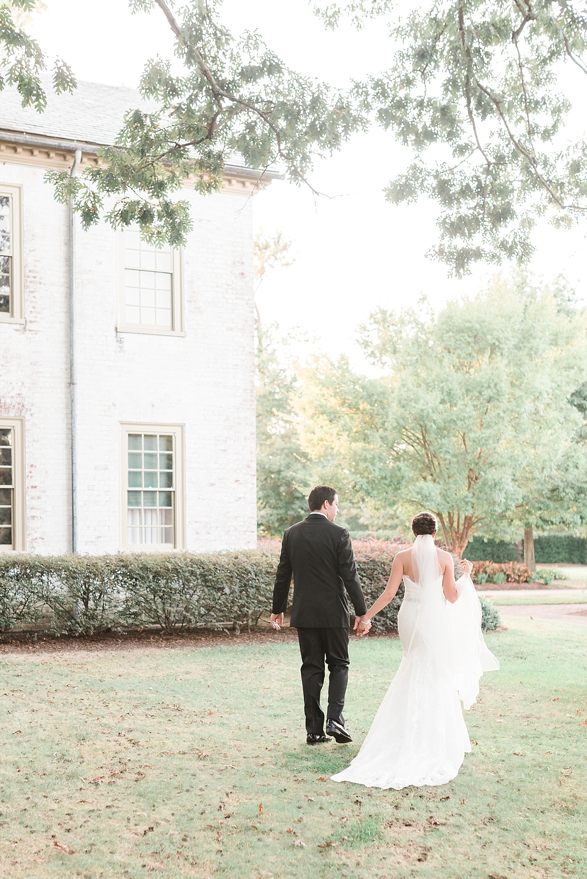 A gorgeous black-tie Kate Spade themed wedding held is at The Williamsburg Inn in Virginia and photographed by Washington, DC photographer Alicia Lacey. 