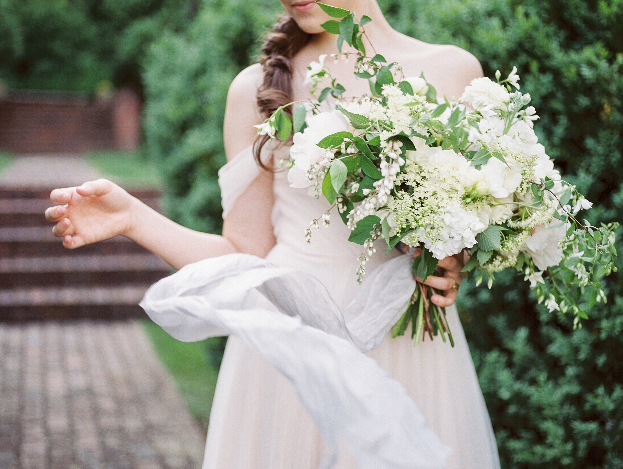 Not all bridal bouquets are created equal! This Washington, DC wedding photographer shares 5 tips on how to ensure yours is perfect for the big day.