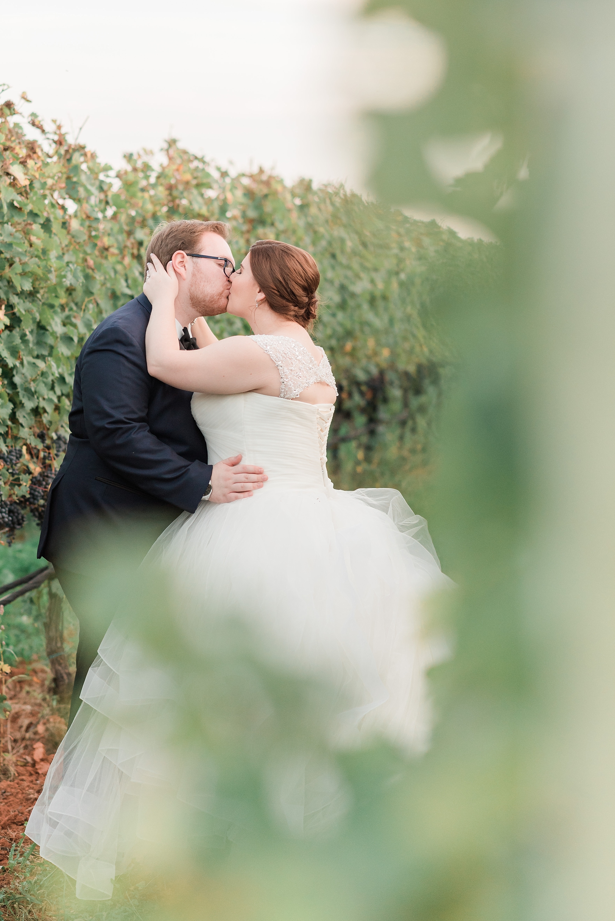 A classic Kate Spade themed wedding at Early Mountain Vineyards in Madison, VA. 