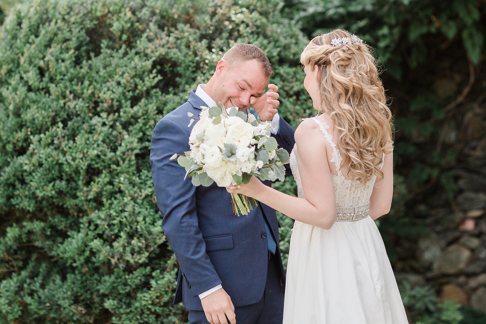 An elegant summer wedding at Airlie Center in Warrenton, VA as photographed by DC photographer, Alicia Lacey.