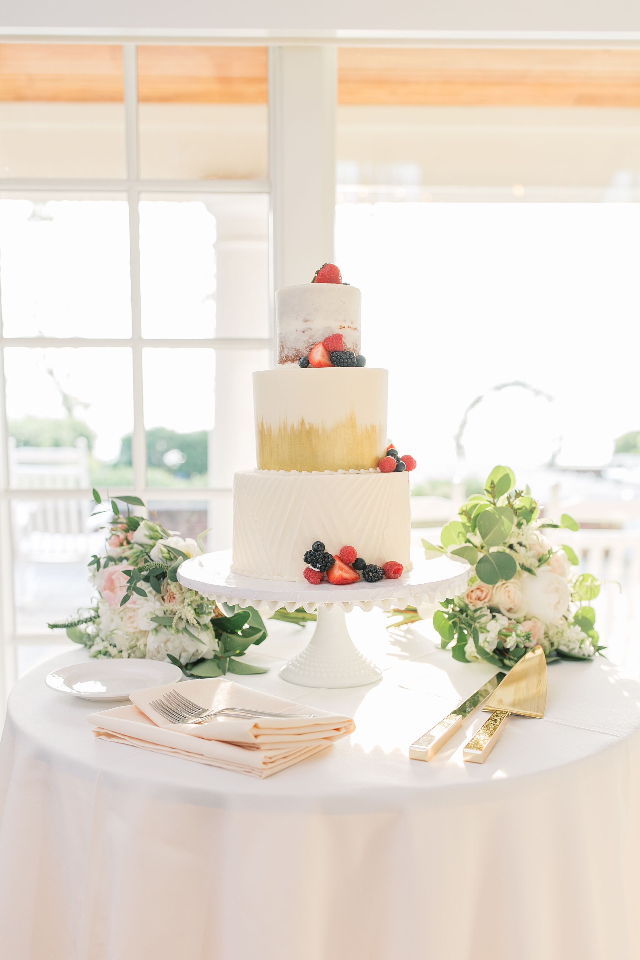 An elegant coastal wedding photographed by Alicia Lacey Photography at the Chesapeake Bay Beach Club in Stevensville, MD.
