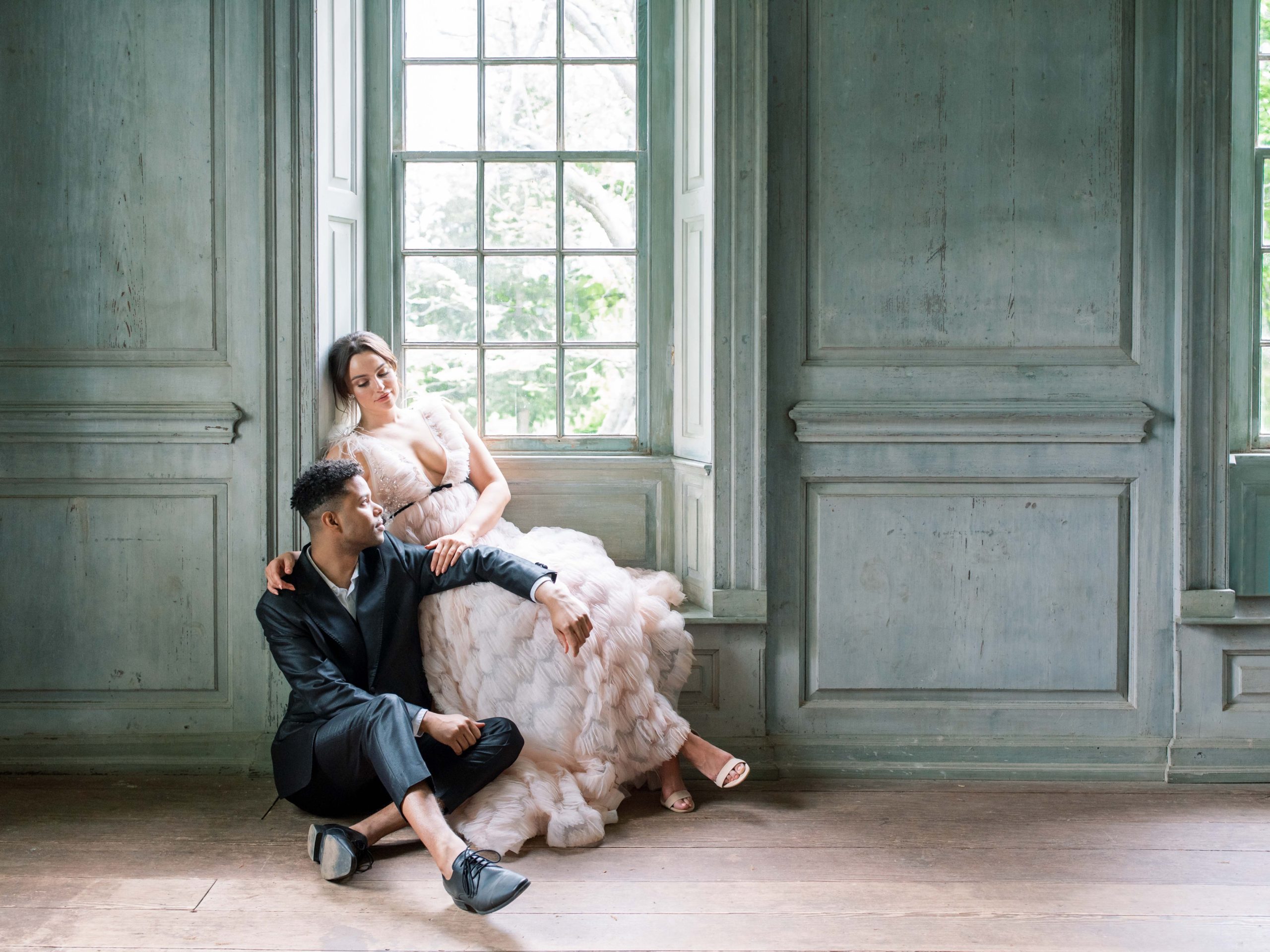 A refined wedding editorial at Historic Salubria in Virginia. Captured by Washington, DC wedding photographer, Alicia Lacey.