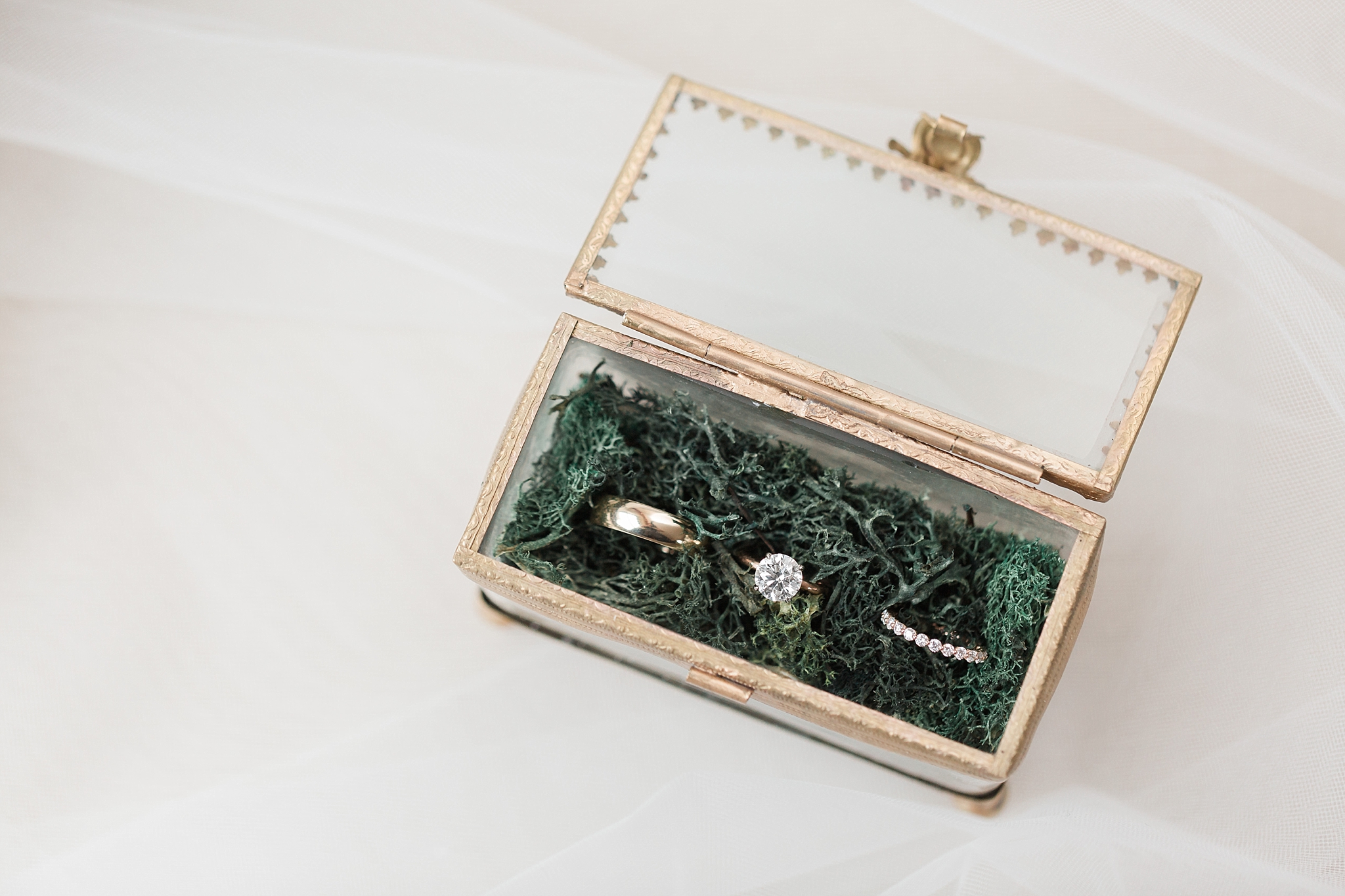 This Washington, DC wedding photographer knows a thing or two about styling details! She is sharing 3 must-have ring boxes for any bride-to-be.