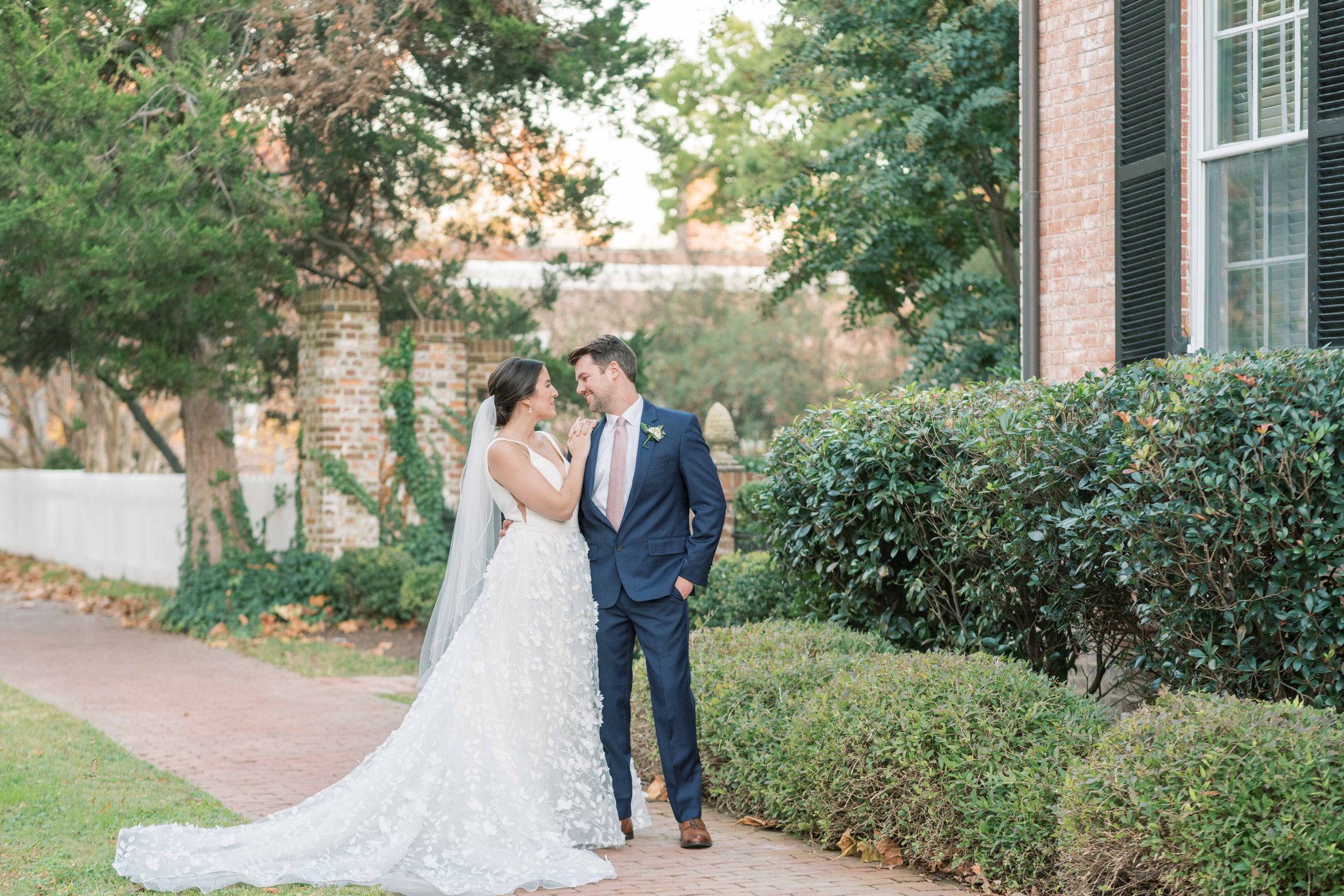 A romantic fall wedding at the Tidewater Inn in Easton, MD.